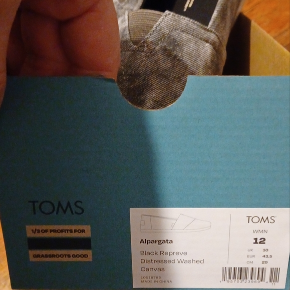 Toms - Picture 3 of 4